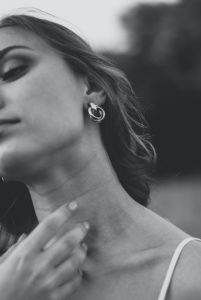 check front of neck for enlarged thyroid goiter