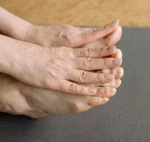 massage feet to keep them warm